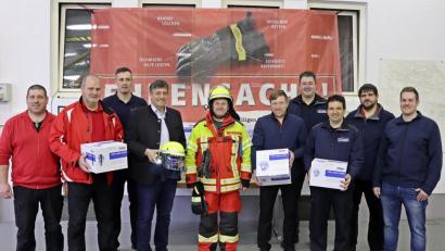Bild: jma
Bürgermeister Edgar Knobloch nimmt von den Grafenwöhrer Feuerwehrvereinen die neuen Schutzhelme entgegen.