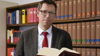 Bild: Würth, Wolfgang
Rechtsanwalt Matthias Beck kümmert sich um das Inkasso für viele Privatpersonen und kleine Unternehmen. Dabei arbeitet er mit Gesetzbüchern und nie mit Baseballschlägern.