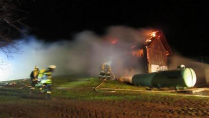 Bild: exb/Polizei
Die Anlage hätte auch explodieren können: Sieben Feuerwehren waren am Dienstag beim Brand einer Biogasanlage bei Fuchsberg im Einsatz.