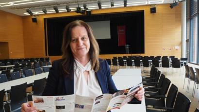 Bild: bl
Veranstaltungsmanagerin Rosa Schafbauer weiß, was Promis wünschen. Seit 2012 sorgte sie dafür, dass die Schwarzachtalhalle einen guten Ruf genießt und ein ausgewogenes Programm bietet.