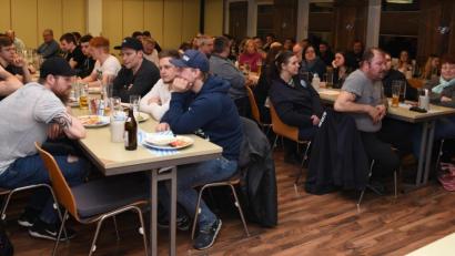 Bild: gb
Beim Fanstammtisch der Blue Devils Weiden im Sportheim „D’Wirtschaft“ in Altenstadt/Waldnaab informierten die Verantwortlichen über die Situation beim Eishockey-Oberligisten.