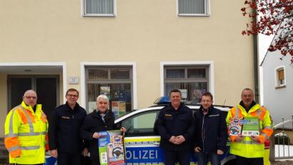 Bild: rs
Die Verantwortlichen des Kreisjugendringes Neustadt/WN, Rupert Seitz (Dritter von links) und Martin Neumann (Zweiter von rechts) besprechen mit Vertretern der Polizeiinspektionen weitere Aktivitäten.