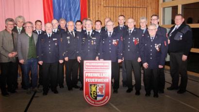 Bild: wro
Auf die verdienten Feuerwehrleute warteten zahlreiche Auszeichnungen in Silber und Gold. Übergeben wurden sie von Kreisbrandrat Andreas Wührl (Fünfter von links). Die Ehrengäste (von links) Bürgermeister Wolfgang Braun, Landrat Wolfgang Lippert und Bürgermeister Toni Dutz sowie Bürgermeister Lothar Müller (Siebter von links) gratulierten.