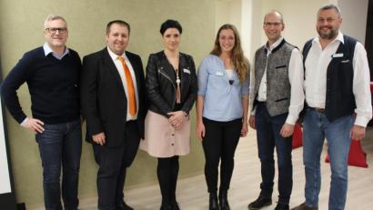 Bild: exb
Michael Graf, Dominik Kugler (von links) und Ely Eibisch (Zweiter von rechts) ließen sich von Uwe Conrad, Johanna Kraus und Birgit Hierold (von rechts) durch das Haus „St. Antonius“ und die Tagespflege führen.