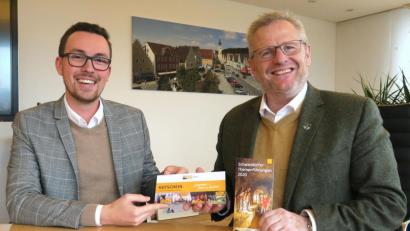 Bild: Hirsch
Tourismusbüro-Leiter Johannes Lohrer (links) überreichte Oberbürgermeister Andreas Feller (rechts) die neue Broschüre mit den Schwandorfer Themenführungen und auch gleich einen Gutschein für eine Teilnahme dazu.