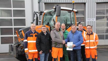Bild: frd
Groß war die Freude beim Bauhofpersonal um Leiter Josef Fuchs (Dritter von links), als Bürgermeister Norbert Eckl (Dritter von rechts) und Baywa-Vertreter Thomas Hösl (Zweiter von links) den neuen Fendt 300 Vario übergaben.