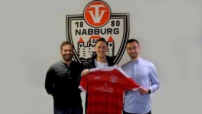 Bild: exb
Den Fußball-Abteilungsleitern des TV Nabburg, Christoph Schärtl (links) und Felix Scharf (rechts), ist ein echter Coup gelungen: Ex-Profi Sven Seitz übernimmt zur neuen Saison das Traineramt beim Kreisligisten.