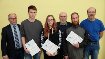 Bild: do
In der Jahreshauptversammlung zeichnen Thomas Edl (rechts) und Alexander Böhm (Vierter von links) langjährige Mitglieder mit der Verbandsnadel der Bayerischen Rassegeflügelzüchter aus. Auch Bürgermeister Albert Nickl (von links) gratuliert Stefan Held, Jessica Müller und Marcel Müller.