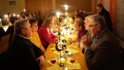 Bild: weu
Im gemütlichen Ambiente des Gemeindesaals wurde von katholischen und evangelischen Christen nach dem Gottesdienst das gemeinsame Agape-Mahl gefeiert.