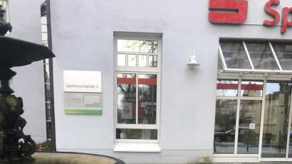 Bild: ge
Hier am Sparkassenplatz hat sich die Tat gegen 1.30 Uhr am Montagmorgen ereignet.