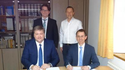 Bild: Stefan Braun
Bürgermeister Stefan Braun (links unten) mit André Zorger, Leiter Kommunen und Kooperationen Ostbayern des Bayernwerks (rechts unten), sowie Markus Windisch (links oben) und Jürgen Hauer (rechts oben) vom Bayernwerk- Kundencenter Parsberg bei der Unterzeichnung des Konzessionsvertrages