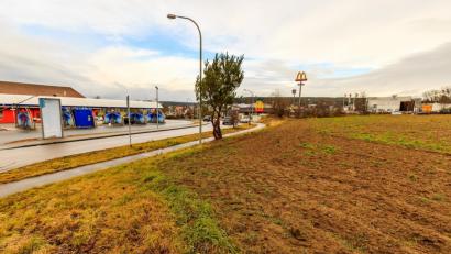 Bild: Hösamer
Auf dem freien Grundstück rechts plant die Volksbank-Raiffeisenbank Regensburg-Schwandorf ihr neues Finanzberatungs- und Betreuungszentrum im Brunnfeld.