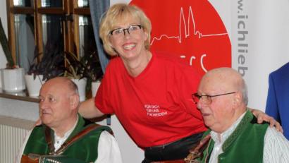 Bild: fsb
Vorsitzende Sabine Zeidler schunkelt mit Theo und Karl-Heinz von der „Weidener Standerlmusik“.