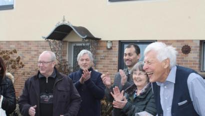 Bild: lhc
Zusammen mit seiner Frau Ulrike und ehemaligen Kollegen hört der ehemalige Realschulrektor Walter Schraml (rechts) den musikalischen Grüßen zu seinem 80. Geburtstag zu.