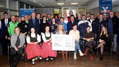Bild: wro
Vertreter der Volksbank Raiffeisenbank Nordoberpfalz überreichten in der Wiesauer Filiale 6500 Euro an Vereine, Verbände und Institutionen.