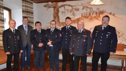 Bild: gi
Die Feuerwehr Tröbes hat eine neue Führung. Vorsitzender ist Manuel Balk (Mitte). Sein Stellvertreter ist Karl Frischholz (Dritter von links). Dazu gratulieren Kommandant Johann Neuber und Bürgermeister Hermann Ach (von links) sowie Kreisbrandmeister Thomas Kleber, Kreisbrandinspektor Martin Weig und zweiter Kommandant Michael Bauer (von rechts).