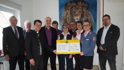 Bild: krb
5000 Euro gehen an den Ambulanten Hospizdienst Weiden-Neustadt der Malteser. Den Scheck überreichen Mitglieder des Lions-Hilfswerks. Es ist der Erlös eines Benefizkonzerts in Neunkirchen.
