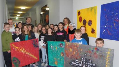 Bild: weu
Rektor Werner Winderl freute sich gemeinsam mit Lehrerin und Initiatorin Anja Pongratz über die gelungenen Werke der Schüler, die nun den Rektoratsgang zieren.