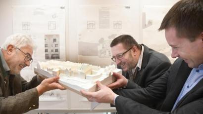 Bild: Gabi Schönberger
Bürgermeister Rupert Troppmann (von links), Geschäftsführer Peter Forster und Kämmerer Michael Neidl nehmen am Modell des Stadtplatzes die Perspektiven die der Siegerentwurf für die künftige Gestaltung des jetzigen Trommer-Anwesens gewährt in Augenschein.