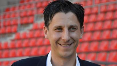 Archivbild: Fabian Leeb
Der Geschäftsführer des SSV Jahn Regensburg, Christian Keller, diskutiert in der Berufsschule über Fußball und Rassismus