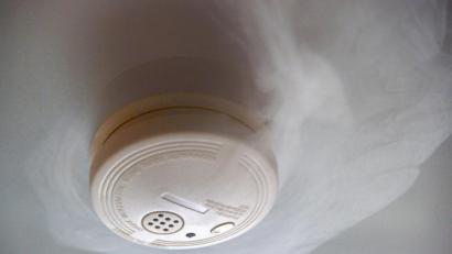 Symbolbild: Peter Steffen/dpa
Am Freitagmorgen schlug ein Rauchmelder in einem Haus in Tirschenreuth an. Dadurch konnte Schlimmeres verhindert werden.