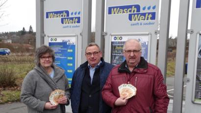 Bild: Dobmeier
Als Empfänger der je 1000 Euro danken für die Palliativstation Weiden Beate Spickenreuther und von der Kinderkrebshilfe Oberpfalz Nord Herbert Putzer (rechts) dem Initiator Jürgen Bartmann.