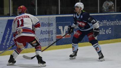 Bild: gb
Die Blue Devils unterlagen am Freitag beim EV Lindau mit 3:4 nach Verlängerung. Tomas Rubes (rechts, Szene aus der Partie gegen Deggendorf) traf drei Sekunden vor Ende der regulären Spielzeit zum 3:3.