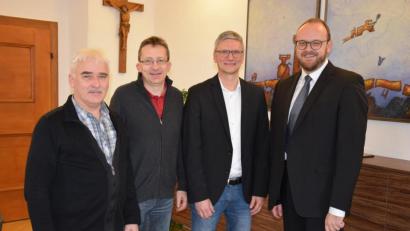 Bild: rs
Zum Antrittsbesuch bei Landrat Andreas Meier wird Arno Speiser von KJR-Geschäftsführer Martin Neumann und KJR-Vorsitzendem Rupert Seitz (von rechts) begleitet.