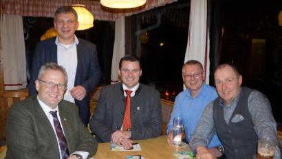 Bild: weu
Bürgermeisterkandidat Manuel Lischka (Zweiter von links) freute sich bei der Wahlauftaktveranstaltung der CSU über den Besuch von Landrat Thomas Ebeling (Mitte) und Schwandorfs Oberbürgermeister Andreas Feller (links).