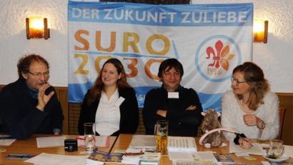 Bild: mfh
Über das Thema Stadtpass diskutieren (von links) Theo Wißmüller von der Diakonie, Kathrin Birner von SURO 2030, der Initiator des Modells in Regensburg, Reinhard Kellner, und Gerda Krusche von SURO 2030.