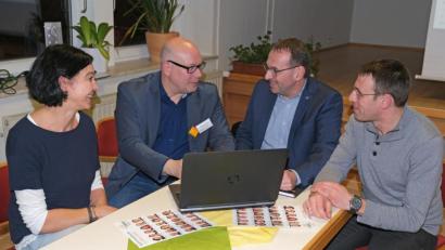 Bild: nm
Matthias Rösch (Zweiter von links) entpuppte sich als Glücksgriff für die Freie Wählergemeinschaft (FWG). Birgit Neumann, Alexander Sailer und Stefan Erndt (von Links) mit dem Energieexperten bei der Nachbesprechung zu einem überzeugenden Abend.