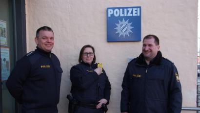 Bild: as
Dienststellenleiter Roland Heldwein (rechts) und sein Stellvertreter Georg Ziegler finden, dass sich die Body-Cams schon gut bewährt haben. Polizeihauptmeisterin Diana Lenz präsentiert vor der Inspektion Waldsassen eine der signalgelben Kameras, die per Knopfdruck jederzeit aktiviert werden kann.