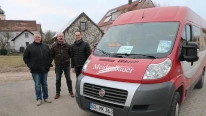 Bild: gru
Zum Spalierstehen bei der Jungfernfahrt von „RuBi 30“ kommen (von links) Manfred Kugler, Hans-Jürgen Haas und Hans-Jürgen Strehl an die Haltestelle in Edelsfeld.