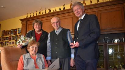 Bild: lue
Bürgermeister Lothar Müller (rechts) und Dritte Bürgermeisterin Susanne Bittner (links) übergaben an Wilhelm (Mitte) und Hildegard Trisl (sitzend) eine Anerkennung für aufopfernde Pflege vom Bayerischen Sozialministerium.