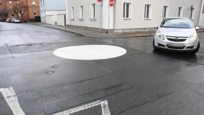 Bild: Gabi Schönberger
Punktlandung: Ab sofort beschäftigt ein weißer Kreis auf der Kreuzung Herrmann- und Asylstraße die Verkehrsteilnehmer.