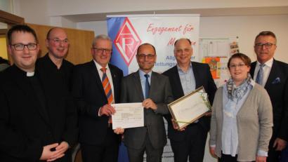 Bild: kro
In Tirschenreuth wurde die neue ARV-Geschäftsstelle eingeweiht. Unser Bild zeigt von links Kaplan Daniel Fenk, Diakon Fritz Lieb, Geschäftsführer Helmut Sturm, stellvertretender Landrat Dr. Alfred Scheidler, ARV-Vorsitzender Thilo Schmidt, Pflegedienstleiterin Melanie Schindlbeck und Bürgermeister Franz Stahl.