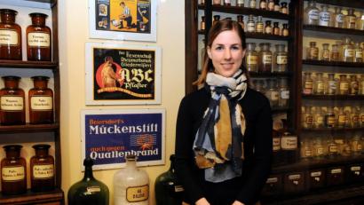 Bild: Stephan Huber
Julia Riß, die neue Leiterin des Amberger Stadtmuseums, inmitten der ehemaligen Adler-Apotheke, die zu den Höhepunkten der Ausstellung gehört.