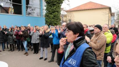 Bild: Wolfgang Steinbacher
Dem Aufruf der vier BLLV-Kreisverbände in Amberg-Sulzbach, gegen die Notmaßnahmen des Kultusministeriums zum Lehrermangel zu protestieren, waren weit über 100 Lehrer gefolgt. Nach Hahnbach war auch Ursula Schroll (vorne), Ehrenvorsitzende des BLLV-Bezirksverbands, gekommen.