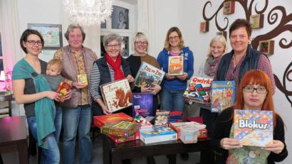 Bild: jzk
Sandra Hader (Zweite von rechts) und Ilka Spiegler (Zweite von links) hatten zum ersten Spieleabend in das Familienzentrum Mittendrin eingeladen.