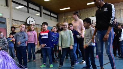 Bild: exb
Schüler einer Berufsintegrationsklasse unterstützten Kinder mit Behinderung.