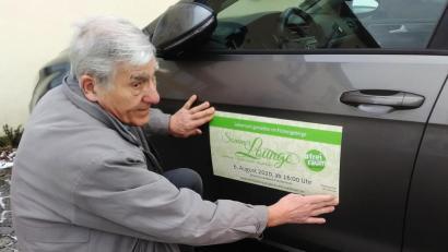 Bild: ld
Als Bürgermeister der Sommerlounge-Gemeinde 2020 wirbt auch Ludwig König für die Veranstaltung am 6.August. Diese Schilder und entsprechend gestaltete Flyer werden künftig vermehrt in der Umgebung zu sehen sein.