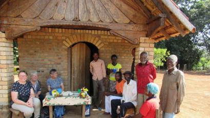 Bild: exb
Die Einheimischen begrüßen Gaby Hagn, Hanne Fleischmann und Waltraud Burger (von links) aus Bayern mit Blumen.