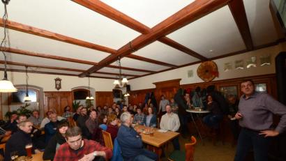 Bild: bey
Werner Rieß, Spitzenkandidat der gemeinsamen Liste von SPD und FWG Pleystein, untermauert mit Fakten seine Aussagen zur Kommunalpolitik Pleysteins und stellt auch Ziele der von ihm angeführten Gruppierung vor.