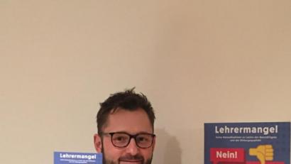Bild: exb
Jürgen Bayer zeigt eine der Protestkarten.