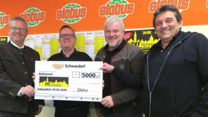 Bild: Hirsch
Globus-Marktleiter Reiner Debernitz (Zweiter von links) überreichte den Konzertveranstaltern Arthur Theisinger und Martin Gradl (von rechts) einen Scheck über 5000 Euro. Auch Oberbürgermeister Andreas Feller (links) sagte seine Unterstützung für das Zelt-Kultur-Festival zu.