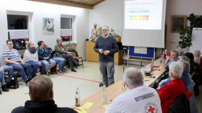 Bild: Picasa
Fachkrankenpfleger Franz Josef Schöpf sprach bei der Monatsversammlung der BRK-Bereitschaft.über das Thema Schmerz.