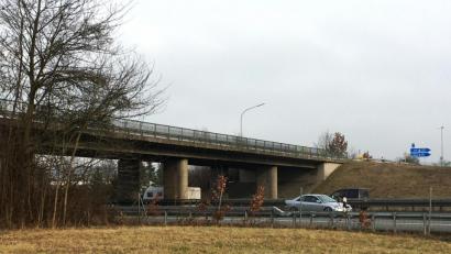 Bild: ihl
Die Brücke über die A 93 ist in die Jahre gekommen. Ein Neubau ist unumstritten. Inzwischen lösen sich Betonteile.