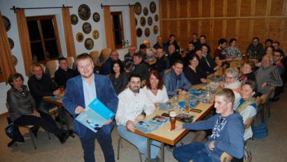 Bild: sm
Viele Bürger aus Meerbodenreuth kommen zur Wahlversammlung der CSU ins Schützenheim. Bürgermeisterkandidat Dominik Baschnagel (stehend) stellt sich dem Bürgerdialog.