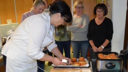 Bild: dob
Leckere Krapfen sind keine Zauberei sondern einfach nur Genuss. Gewusst wie, zeigte Hauswirtschaftsmeisterin Monika Schnupfhagn den interessierten Teilnehmern.