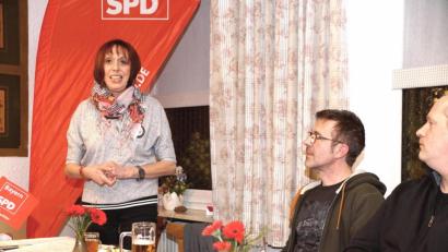 Bild: bkr
Jutta Deiml (von links), Andreas Demleitner und Thomas Döhler starten in die heiße Phase des Wahlkampfs.